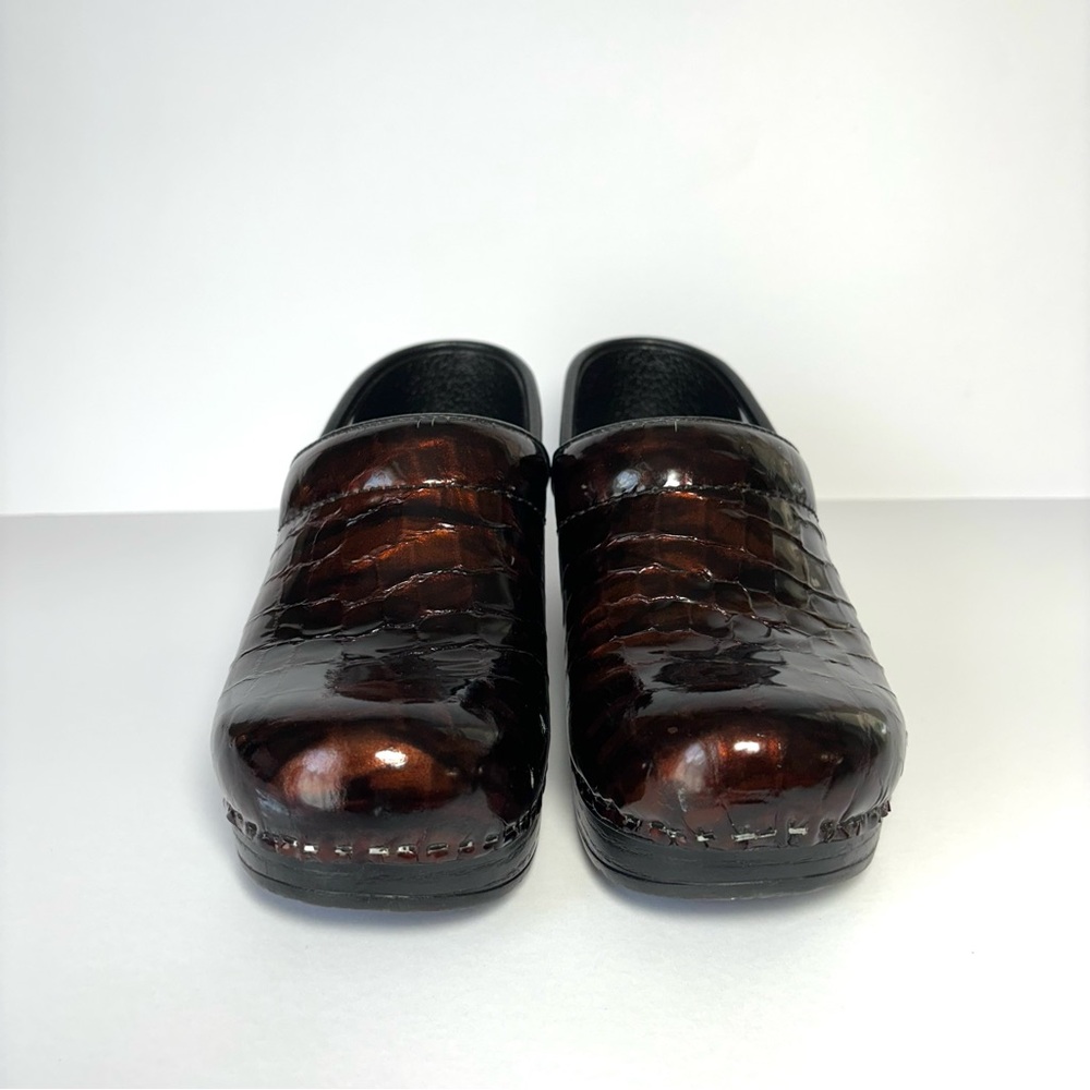 Dansko Brown Patent Leather Clogs Croc Embossed Comfort Nursing Shoes - Picture 4 of 12